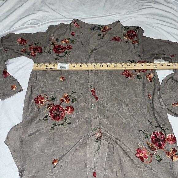 Fig & Flower Top Blouse S Small Taupe Embroidered Floral Roll Tab Sleeve 3A - Picture 6 of 9